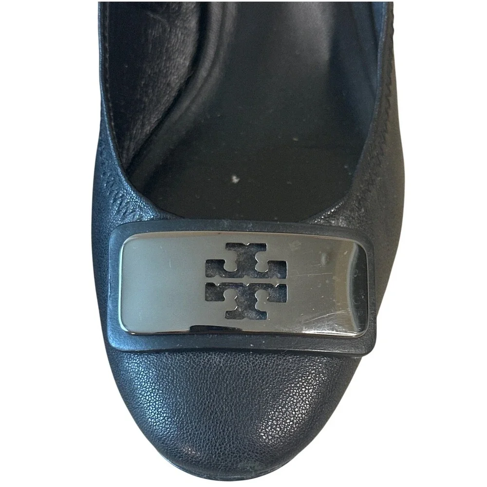 Tory Burch Black Leather Block Heel Pumps Gunmetal Logo Plaque Size 7.5